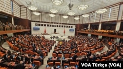 AK Parti iktidarı, evli kadınlara “koca soyadını kullanma” zorunluluğu getiren düzenlemeyi 9. Yargı Paketi olarak adlandırılan kanun teklifinden çıkardı. 